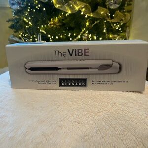 Kenneth Bernard The Vibe Hair Straightener white never used BNIB